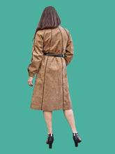 Charger l'image dans la galerie, Trench-Coat vintage Laëtitia - En alcantara marron. Taille M, 38, 40. Tricosa Paris. Made in France.