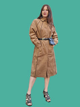 Charger l'image dans la galerie, Trench-Coat vintage Laëtitia - En alcantara marron. Taille M, 38, 40. Tricosa Paris. Made in France.