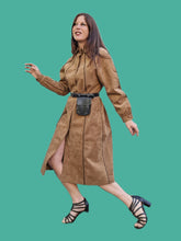 Charger l'image dans la galerie, Trench-Coat vintage Laëtitia - En alcantara marron. Taille M, 38, 40. Tricosa Paris. Made in France.