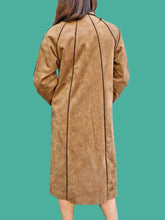 Charger l'image dans la galerie, Trench-Coat vintage Laëtitia - En alcantara marron. Taille M, 38, 40. Tricosa Paris. Made in France.