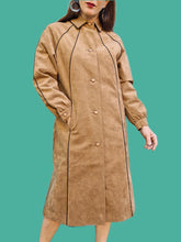 Charger l'image dans la galerie, Trench-Coat vintage Laëtitia - En alcantara marron. Taille M, 38, 40. Tricosa Paris. Made in France.