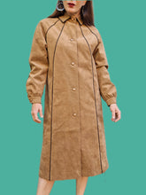 Charger l'image dans la galerie, Trench-Coat vintage Laëtitia - En alcantara marron. Taille M, 38, 40. Tricosa Paris. Made in France.