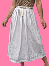 Charger l'image dans la galerie, Jupe plissée vintage Sandra - Blanche à fleurs irisées. Taille M, 38,40.