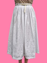 Charger l'image dans la galerie, Jupe plissée vintage Sandra - Blanche à fleurs irisées. Taille M, 38,40.