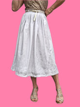 Charger l'image dans la galerie, Jupe plissée vintage Sandra - Blanche à fleurs irisées. Taille M, 38,40.