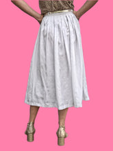 Charger l'image dans la galerie, Jupe plissée vintage Sandra - Blanche à fleurs irisées. Taille M, 38,40.