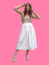 Charger l'image dans la galerie, Jupe plissée vintage Sandra - Blanche à fleurs irisées. Taille M, 38,40.