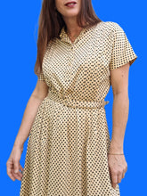 Charger l'image dans la galerie, Robe vintage Mila - Beige à pois noir. Jeu de plis. Taille M, 38, 40.