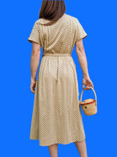 Charger l'image dans la galerie, Robe vintage Mila - Beige à pois noir. Jeu de plis. Taille M, 38, 40.
