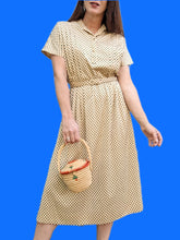 Charger l'image dans la galerie, Robe vintage Mila - Beige à pois noir. Jeu de plis. Taille M, 38, 40.