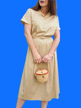 Charger l'image dans la galerie, Robe vintage Mila - Beige à pois noir. Jeu de plis. Taille M, 38, 40.