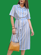 Charger l'image dans la galerie, Robe vintage Sidonie - A rayures chevrons bleu glacier et grises. Taille M, 38, 40.