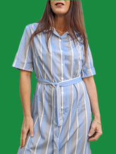 Charger l'image dans la galerie, Robe vintage Sidonie - A rayures chevrons bleu glacier et grises. Taille M, 38, 40.
