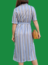 Charger l'image dans la galerie, Robe vintage Sidonie - A rayures chevrons bleu glacier et grises. Taille M, 38, 40.