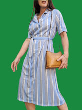 Charger l'image dans la galerie, Robe vintage Sidonie - A rayures chevrons bleu glacier et grises. Taille M, 38, 40.