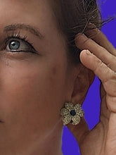 Charger l'image dans la galerie, Boucles d'oreille anciennes Peggy - Fleurs argentées, en zirconium et saphir.