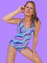 Charger l'image dans la galerie, Maillot de bain vintage Vic - Imprimé abstrait violet, bleu et blanc. Taille M, 38, 40.