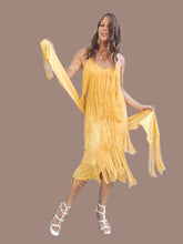 Charger l'image dans la galerie, Robe vintage Josephine - Charleston jaune à franges. Taille S, 36, 38. Créations Guzanel Paris Made in France.