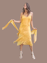 Charger l'image dans la galerie, Robe vintage Josephine - Charleston jaune à franges. Taille S, 36, 38. Créations Guzanel Paris Made in France.