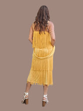 Charger l'image dans la galerie, Robe vintage Josephine - Charleston jaune à franges. Taille S, 36, 38. Créations Guzanel Paris Made in France.