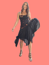 Charger l'image dans la galerie, Robe vintage Ambre - Noire à volants asymétriques. Taille S, 36, 38. Paris. Made in France.
