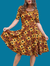 Charger l'image dans la galerie, Robe 'Seconde' Lotie - Motif tribal. Taille S, 36, 38. Lula Roe. Made in USA.