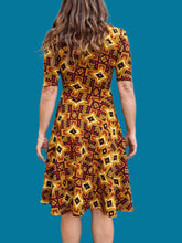 Charger l'image dans la galerie, Robe 'Seconde' Lotie - Motif tribal. Taille S, 36, 38. Lula Roe. Made in USA.