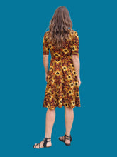 Charger l'image dans la galerie, Robe 'Seconde' Lotie - Motif tribal. Taille S, 36, 38. Lula Roe. Made in USA.
