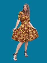 Charger l'image dans la galerie, Robe 'Seconde' Lotie - Motif tribal. Taille S, 36, 38. Lula Roe. Made in USA.