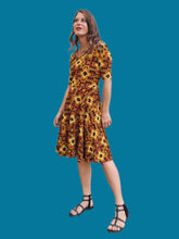 Charger l'image dans la galerie, Robe 'Seconde' Lotie - Motif tribal. Taille S, 36, 38. Lula Roe. Made in USA.