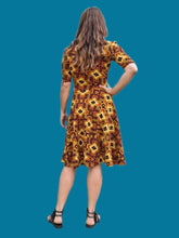 Charger l'image dans la galerie, Robe 'Seconde' Lotie - Motif tribal. Taille S, 36, 38. Lula Roe. Made in USA.