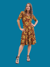 Charger l'image dans la galerie, Robe 'Seconde' Lotie - Motif tribal. Taille S, 36, 38. Lula Roe. Made in USA.