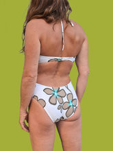 Charger l'image dans la galerie, Maillot de bain 'Seconde' Sarah - Blanc à fleur et froufrous. Taille XS, 34, 46