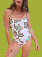 Charger l'image dans la galerie, Maillot de bain 'Seconde' Sarah - Blanc à fleur et froufrous. Taille XS, 34, 46