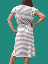 Charger l'image dans la galerie, Robe vintage Danielle - Carreaux et rayures parmes. Taille M, 38, 40. Sufer. Made in France.