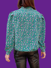 Charger l'image dans la galerie, Chemisier vintage Ysaline - Vert à fleurs multicolores. Taille XL, 42, 44. Made in France.