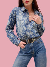 Charger l'image dans la galerie, Chemisier "Seconde" Karen - Denim imprimé paisley. Taille M, 38, 40. John Baner. Made in Bangladesh.