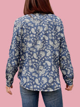 Charger l'image dans la galerie, Chemisier "Seconde" Karen - Denim imprimé paisley. Taille M, 38, 40. John Baner. Made in Bangladesh.