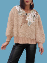 Charger l'image dans la galerie, Pull vintage Line - Maille fantaisie beige brodée de fleurs. Taille XL, 42, 44. Alain Murati.