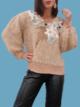 Charger l'image dans la galerie, Pull vintage Line - Maille fantaisie beige brodée de fleurs. Taille XL, 42, 44. Alain Murati.