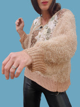 Charger l'image dans la galerie, Pull vintage Line - Maille fantaisie beige brodée de fleurs. Taille XL, 42, 44. Alain Murati.