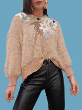 Charger l'image dans la galerie, Pull vintage Line - Maille fantaisie beige brodée de fleurs. Taille XL, 42, 44. Alain Murati.
