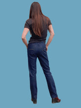 Charger l'image dans la galerie, Pantalon "Seconde" Maëlle - Jean denim brut. Poches strassées. Taille M, 38, 40. Armani Jeans. Made in China