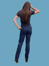 Charger l'image dans la galerie, Pantalon "Seconde" Maëlle - Jean denim brut. Poches strassées. Taille M, 38, 40. Armani Jeans. Made in China