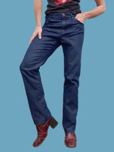 Charger l'image dans la galerie, Pantalon "Seconde" Maëlle - Jean denim brut. Poches strassées. Taille M, 38, 40. Armani Jeans. Made in China