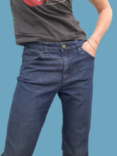 Charger l'image dans la galerie, Pantalon "Seconde" Maëlle - Jean denim brut. Poches strassées. Taille M, 38, 40. Armani Jeans. Made in China