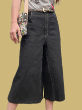 Charger l'image dans la galerie, Pantalon "Seconde" Carla - Denim noir coupe large et courte. Taille M, 38, 40. TBS