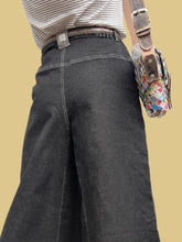 Charger l'image dans la galerie, Pantalon "Seconde" Carla - Denim noir coupe large et courte. Taille M, 38, 40. TBS