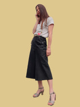 Charger l'image dans la galerie, Pantalon "Seconde" Carla - Denim noir coupe large et courte. Taille M, 38, 40. TBS