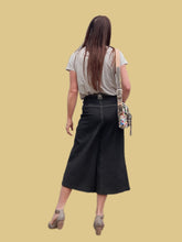 Charger l'image dans la galerie, Pantalon "Seconde" Carla - Denim noir coupe large et courte. Taille M, 38, 40. TBS